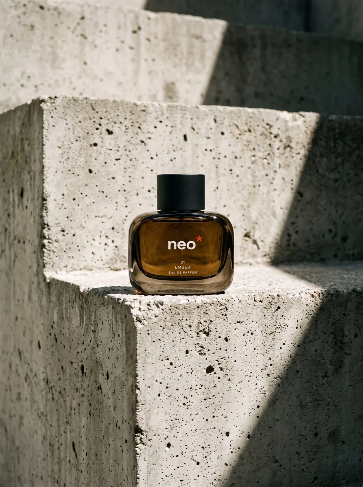 Parfum NEO dans une architecture en béton