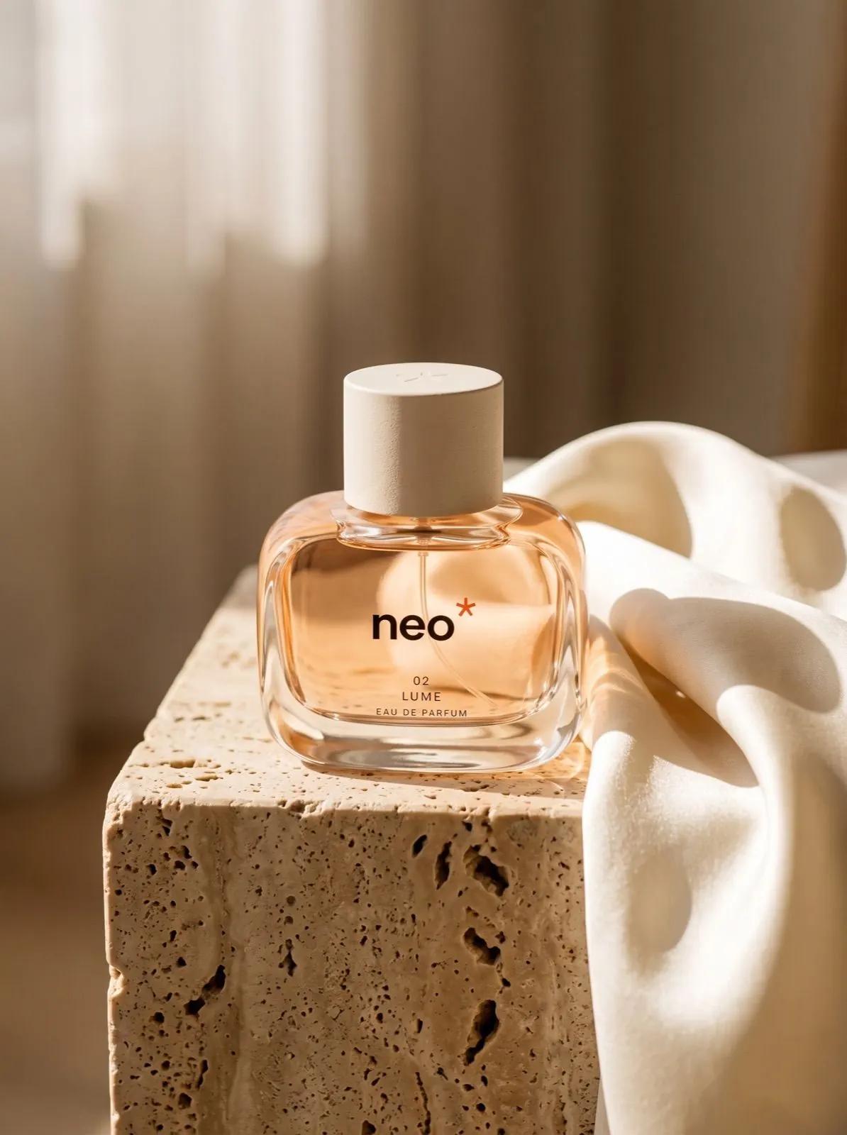 Parfum sur un socle en travertin